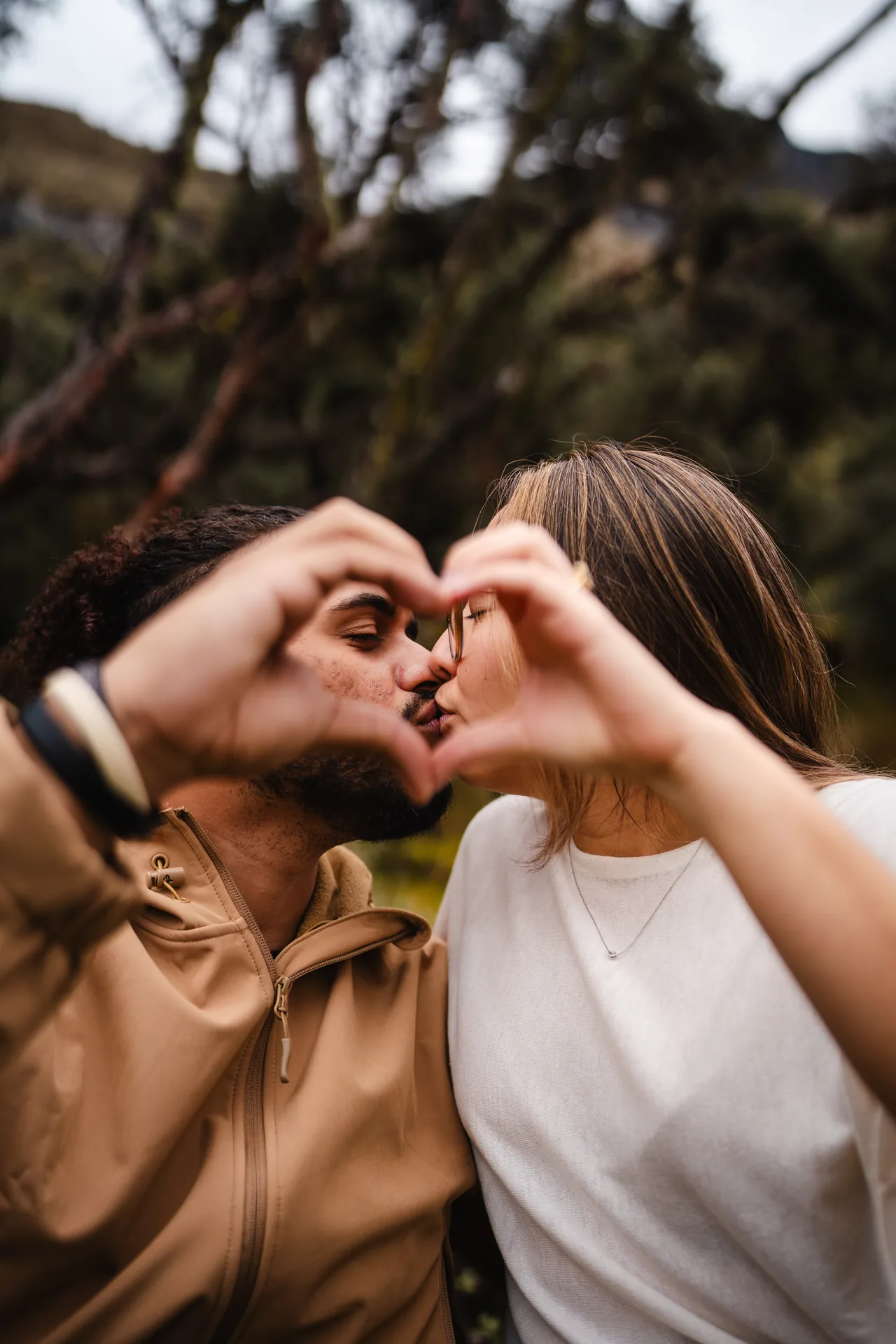 Couples & Engagements — pareja besándose y formando un corazón con las manos
