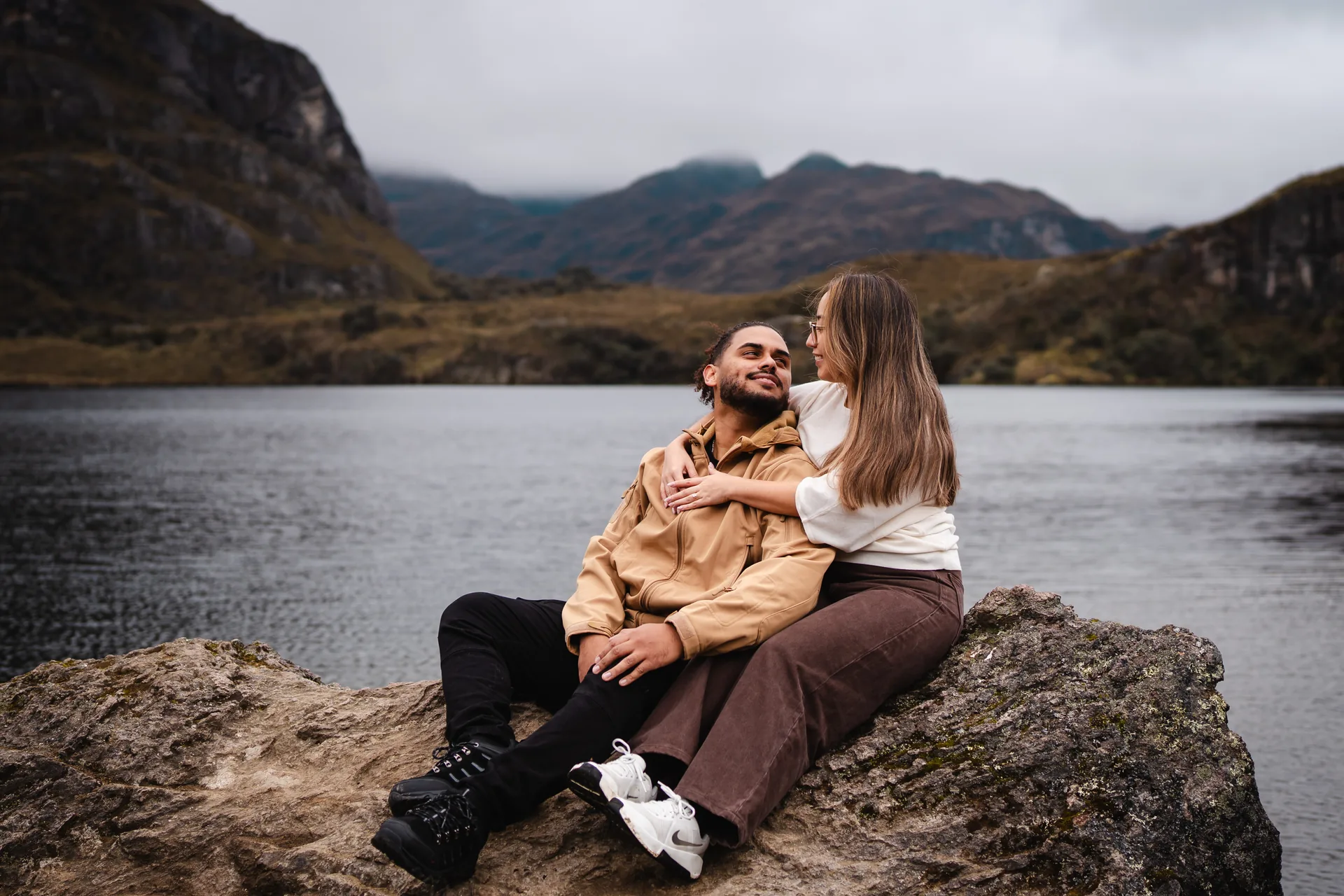 Couples & Engagements — pareja sentada junto al lago