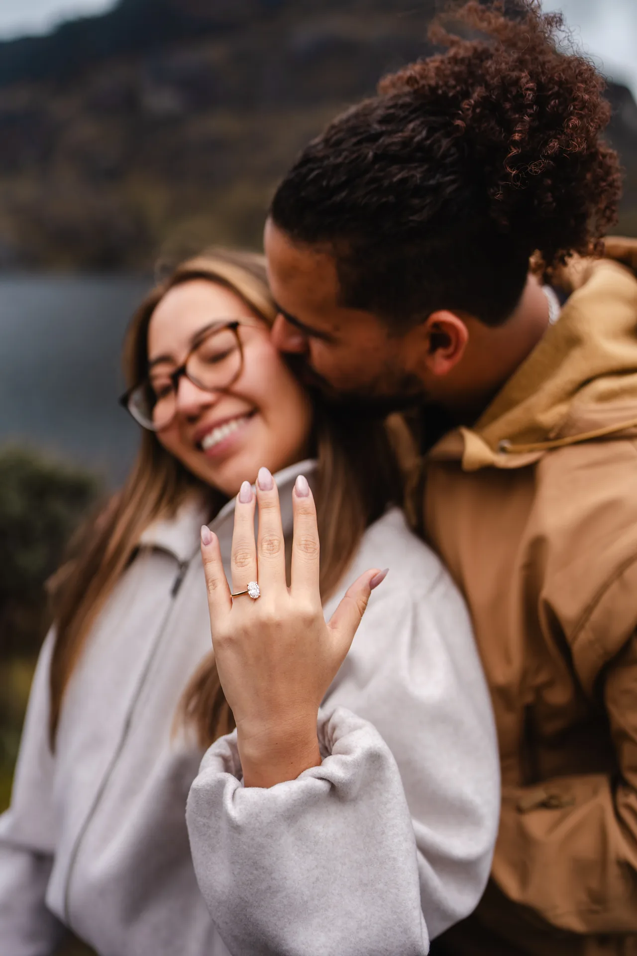 Couples & Engagements — primer plano del anillo de compromiso
