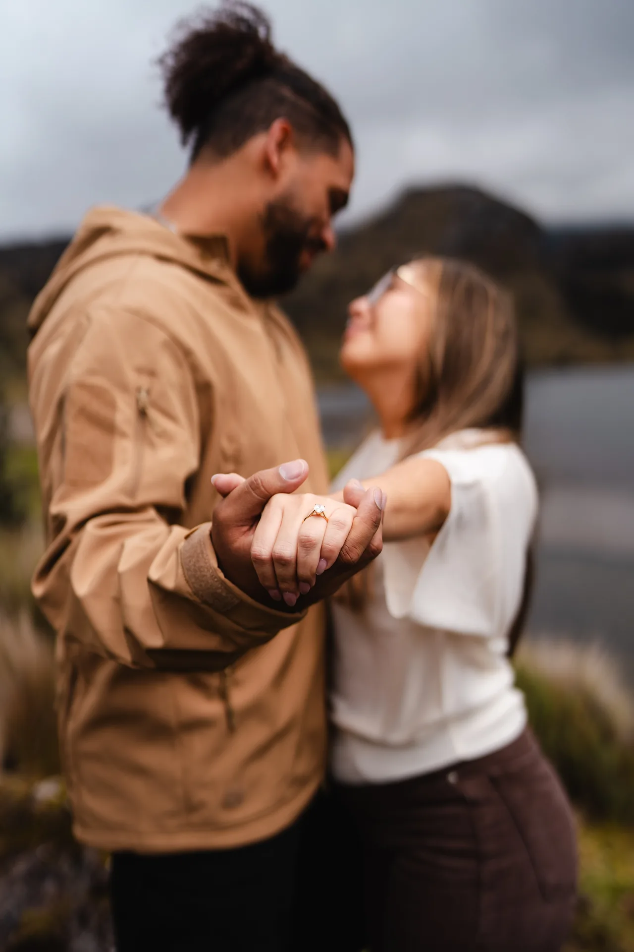 Couples & Engagements — pareja mostrando el anillo